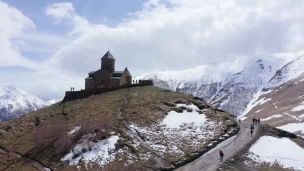 Gergeti Trinity教堂座落在沿格鲁吉亚军事公路的Kazbek山脚下2 170米的高度 空中景观 — 图库视频影像