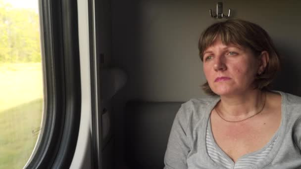 Μια Γυναίκα Είναι Στο Τρένο Κάθεται Δίπλα Στο Παράθυρο — Αρχείο Βίντεο