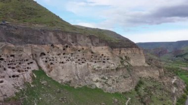 Vardzia, Gürcistan 'ın güneyinde, Javakhetia' da 12.-13. yüzyıllara ait bir mağara manastırı. Ortaçağ Gürcistan mimarisinin olağanüstü bir anıtı. Panoramik hava görüntüsü