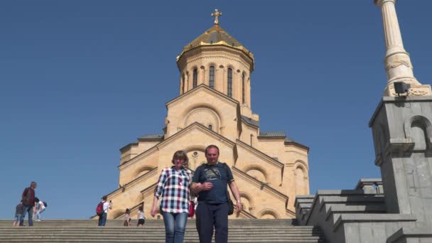 格鲁吉亚第比利斯 2019年5月8日 Tsminda Sameba大教堂背景下的游客 第比利斯圣三一主教座堂 — 图库视频影像