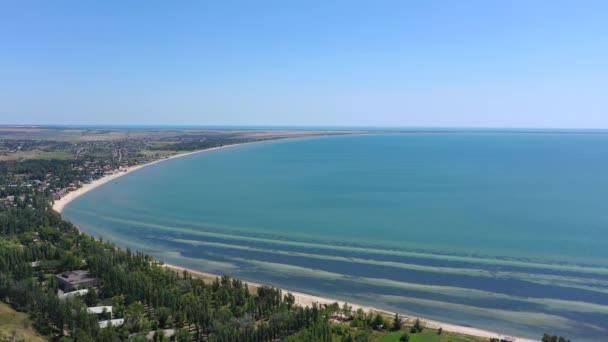 Bunte Sommerlandschaft Mit Meeresspieß Grünem Wald Azurblauem Wasser Luftbild — Stockvideo