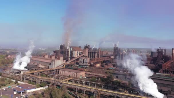 Rök och sot från en metallurgisk anläggning. Flygbild — Stockvideo