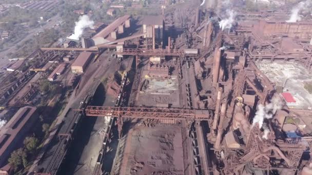 Вид с воздуха. Доменные печи металлургического завода — стоковое видео