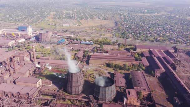 Torres de refrigeración de una planta metalúrgica — Vídeos de Stock