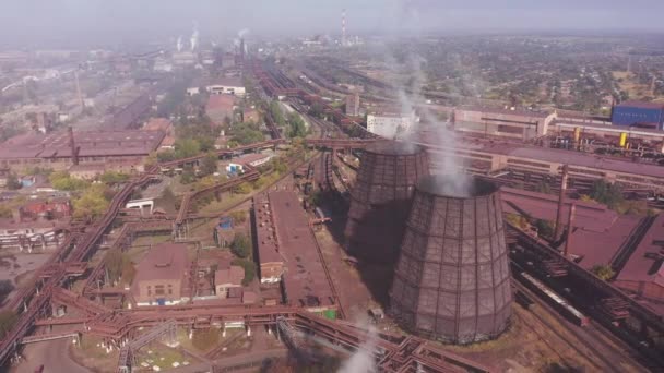 Stoom Afkomstig Van Koeltorens Metallurgische Fabriek Luchtzicht — Stockvideo