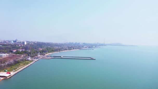 Le bord de mer dans la ville .