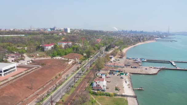 Vue aérienne. Le bord de mer dans la ville . — Video