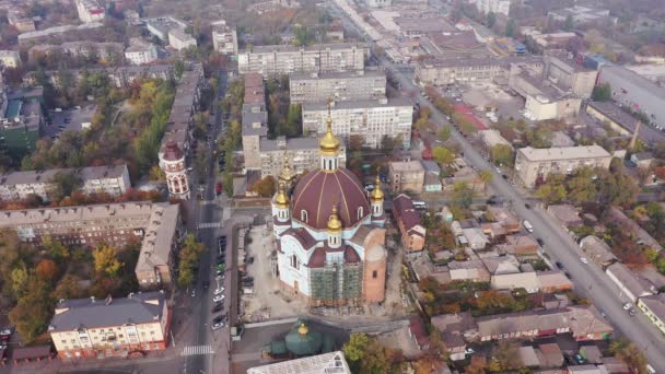 Vista aérea da paisagem urbana. Vista do olho de pássaros da Igreja Ortodoxa — Vídeo de Stock