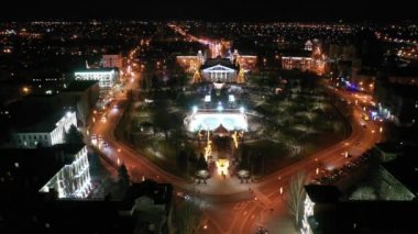 Şehir parkında yılbaşı aydınlanması. Pisti görebiliyorsun. Hava görünümü