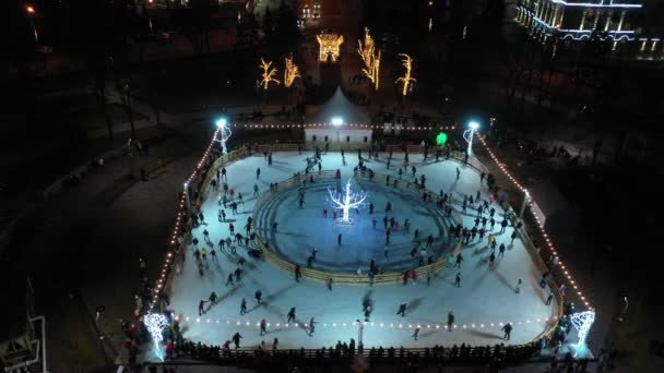 冬夜和许多人在游乐园里溜冰场 空中景观 — 图库视频影像