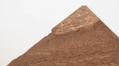 Giza Mısır 'daki Chephren Piramidinin tepesinde.