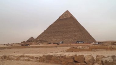 Khafre Piramidi ya da Chephren Piramidi, Eski Mısır Giza Piramitleri 'nin en uzun ikinci ve en büyük piramididir.