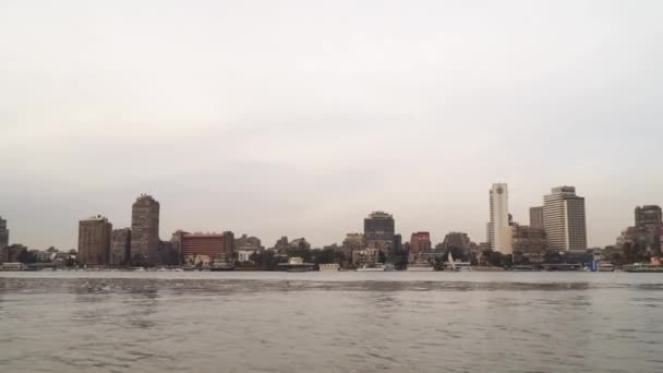 カイロ エジプト 2020年1月14日 カイロのナイル川のほとりに建物 フローティングボートからの眺め 曇りの空 — ストック動画