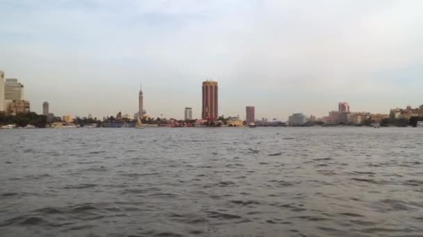 エジプト カイロ2020年1月14日ナイル川のほとりにある建物の上に浮かぶ船からの眺め — ストック動画