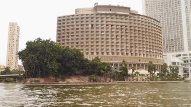 Edifícios Nas Margens Rio Nilo Cairo Egito Vista Barco Flutuante — Vídeo de Stock