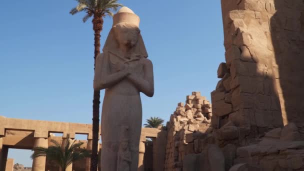 Статуя Рамзеса Своей Дочерью Мерит Амон Храме Карнака Луксоре Египет — стоковое видео