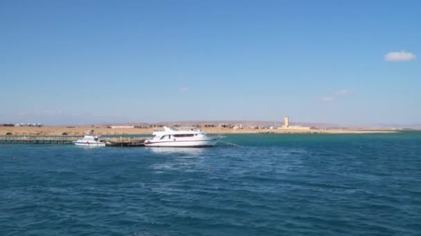 Yate Lancha Muelle Orilla Del Mar Rojo Vista Desde Mar — Vídeos de Stock