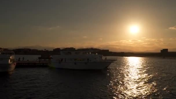 Silhouet Van Een Jacht Een Pier Tegen Achtergrond Van Zon — Stockvideo