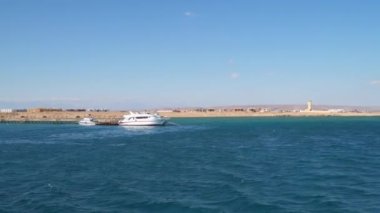 Rıhtımdaki beyaz yat ve motorlu tekne. Mısır 'da Kızıl Deniz kıyısında. Deniz manzarası