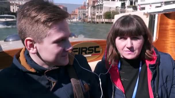 Langzame Beweging Een Vrouw Haar Zoon Varen Een Motorboot Langs — Stockvideo