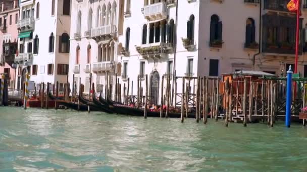 Venice Italy March 2018 Gondolas Pier Buildings Canals View Floating — Stock Video