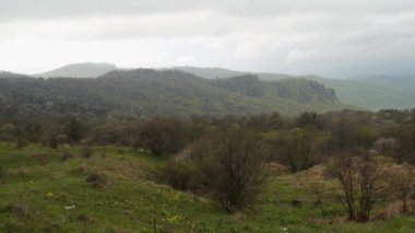 Dağ geçidinde bulutlu bir hava. Georgia