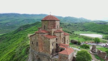 Jvari Manastırı, Mtskheta, Gürcistan. Bahar günü. Hava görünümü