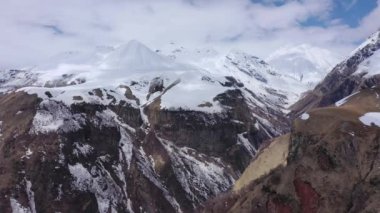 Gürcistan 'daki Kafkasların karla kaplı dağları. Hava görünümü