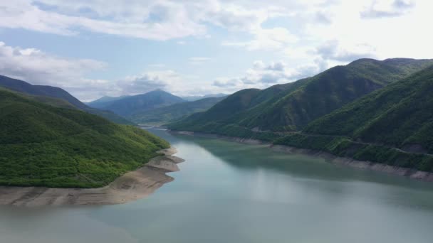 Paisagem Reservatório Zhinvalskoe Geórgia Entre Montanhas Rio Aragvi Reservatório Água — Vídeo de Stock