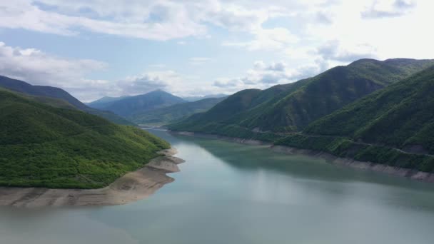 ジョージア州ジヴァルスコー貯水池の風景 アラギ川の山々の間には信じられないほど美しい貯水池があります — ストック動画