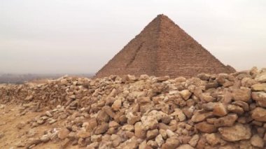 Menkaure Piramidi, Mısır 'ın Kahire kentinin güneybatısındaki Giza Platosu' nda yer alan üç ana piramidin en küçüğüdür.