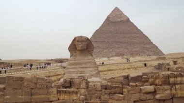 Sfenks, Khafre Piramidine karşı. Mısır