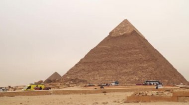 Giza 'daki Nil' in batı kıyısındaki büyük sfenks piramitlerin arka planına karşı. Mısır