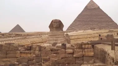 Giza 'daki Nil' in batı kıyısındaki büyük sfenks piramitlerin arka planına karşı. Mısır