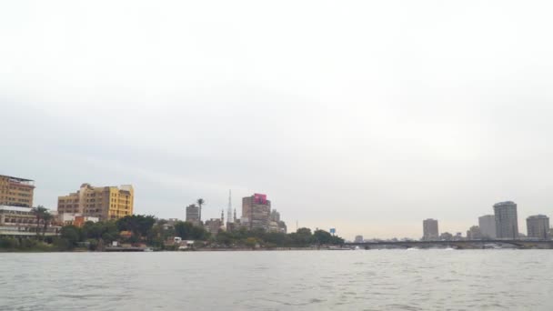 埃及开罗 2020年1月14日 从一条沿着尼罗河航行的船上俯瞰开罗 — 图库视频影像