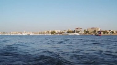 Luxor, Mısır - 16 Ocak 2020: Luxor 'daki Nil Nehri kıyısı. Mısır. Yüzen bir tekneden görüntü