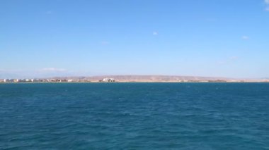Mısır 'daki Kızıl Deniz' in güzel kıyı şeridi. Yüzen bir gemiden görünüm