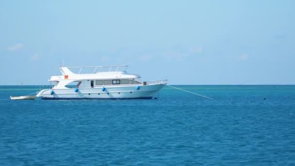 Yacht blanc ancré dans la mer. Vue depuis un navire flottant .