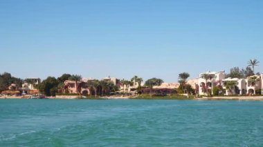 El Gouna 'daki binalar ve kanallar. Yüzen bir gemiden görünüm