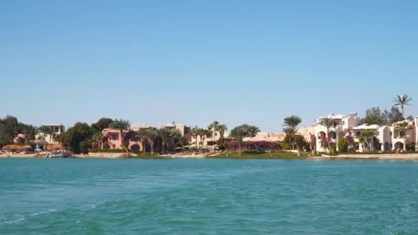 Bâtiments et canaux à El Gouna. Vue depuis un navire flottant 