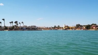El Gouna, Mısırlı bir turist. Mısır 'ın Kızıldeniz ilinin Kızıldeniz kıyısında yer almaktadır. Yüzen bir gemiden görünüm