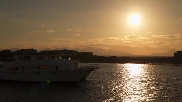 Yacht Moteur Sur Jetée Dans Soirée — Video