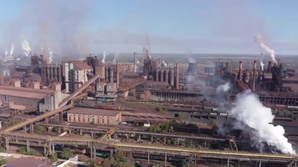 Vista aérea de una planta metalúrgica. Contaminación ambiental — Vídeos de Stock