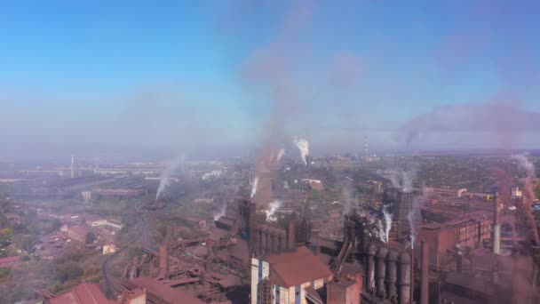 Contaminación ambiental. Vista aérea de una planta metalúrgica — Vídeos de Stock