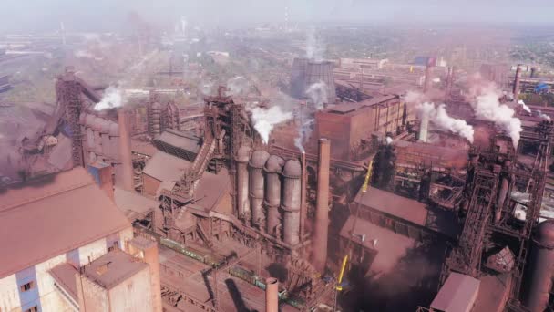 Hornos de explosión. Vista aérea de una planta metalúrgica . — Vídeos de Stock