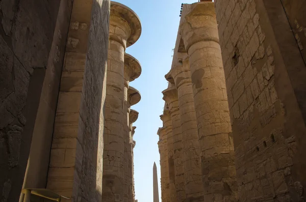 Luxor 'daki Karnak Tapınağında hiyeroglifli sütunlar — Stok fotoğraf