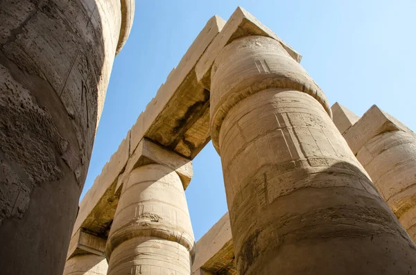 Στήλες με σχέδια στο ναό Karnak στο Λούξορ. — Φωτογραφία Αρχείου