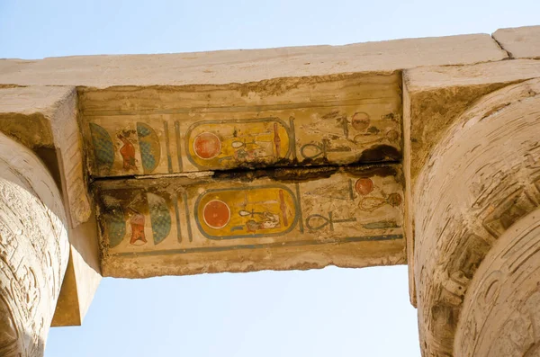 Luxor 'daki Karnak Tapınağı' nda taş bloklarda antik Mısır sanatı — Stok fotoğraf