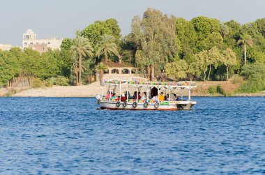 Mısır 'daki Nil Nehri' nde turistli motorlu tekne