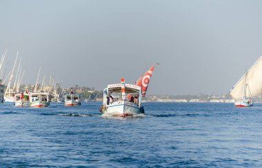 Mısır 'da Lüksör yakınlarındaki Nil Nehri boyunca yelken açan turist tekneleri.